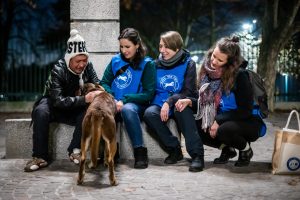 operatori di amici di strada insieme a una persona senza fissa dimora e il suo cane a Milano