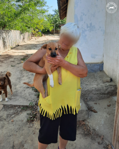 una signora con una maglia gialla 