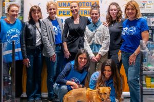 A dog bowl to support solidarity with Arcaplanet and United Pets